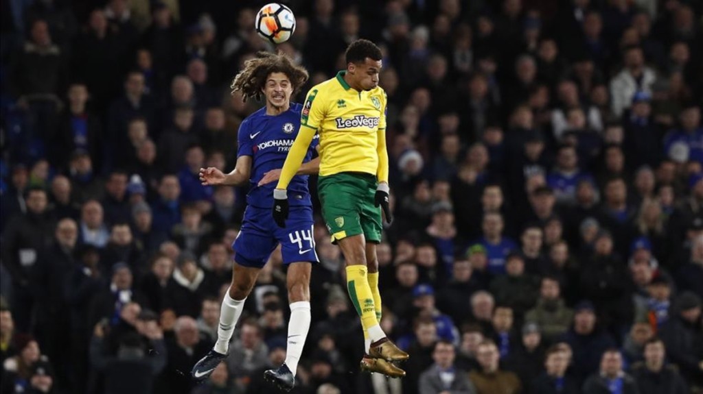 david-luiz-pelea-por-balon-centro-del-campo-1516223501419